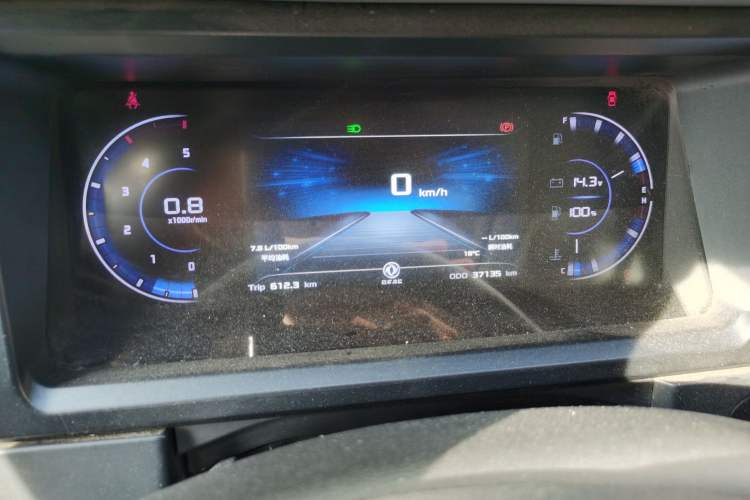 Used Dongfeng Yufeng 2023 V9+ 2.3T Manual Front-Drive Van Short Wheelbase Mid-Roof 3-Seater
