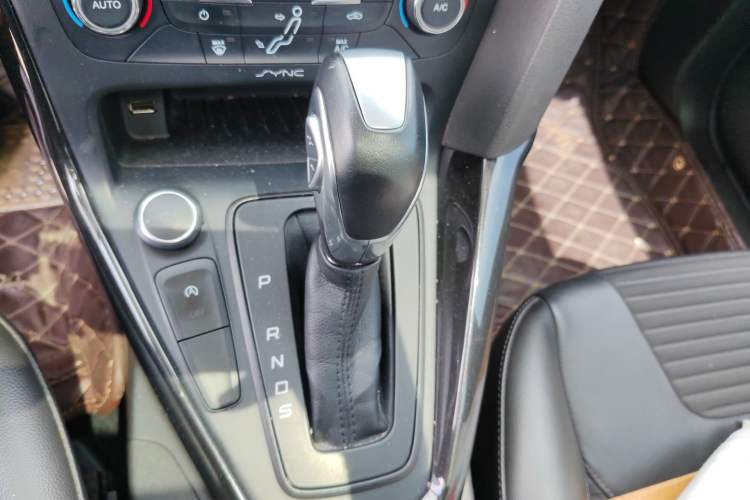 Used Ford Focus 2017 Hatchback EcoBoost 180 Automatic Elite Model Gear Lever