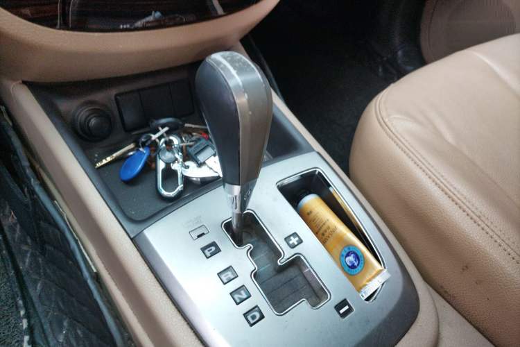 Used Hyundai Santa Fe Classic 2011 2.4 Comfort Edition 7-Seater Two-Wheel Drive Gear Lever