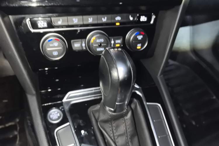 Used Volkswagen Magotan 2019 330TSI DSG Luxury Version China VI Standard Gear Lever
