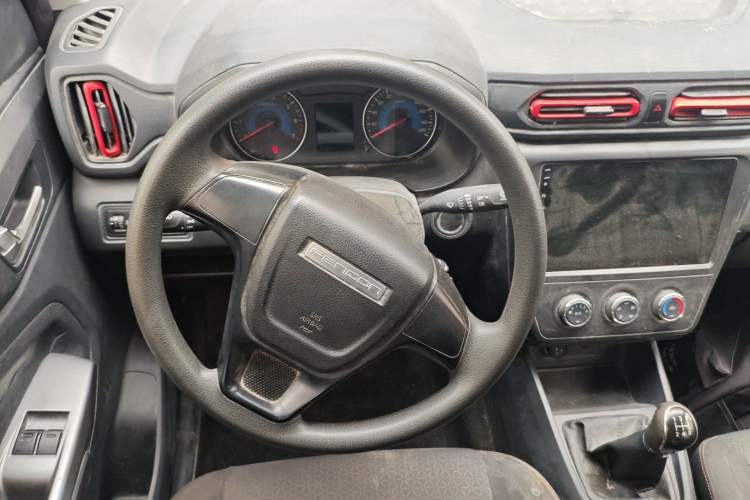 Used Dongfeng Fengon 380 2022 1.5L Comfort-Class Passenger Vehicle (Steel Spring) with 7 Seats Steering Wheel