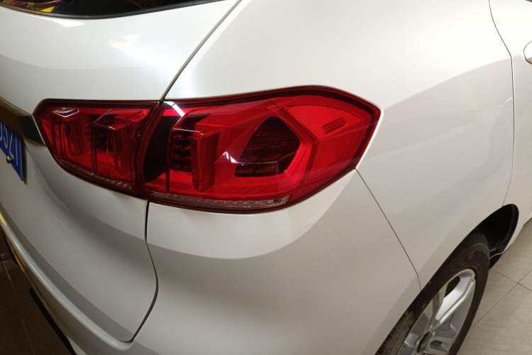 Used Wey VV5 2020 1.5T Two-Wheel Drive Color Pioneer
