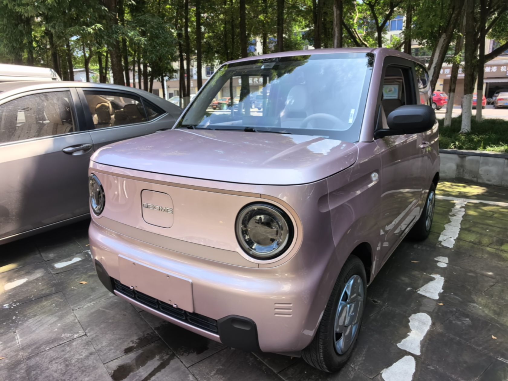 Под передней частью автомобиля