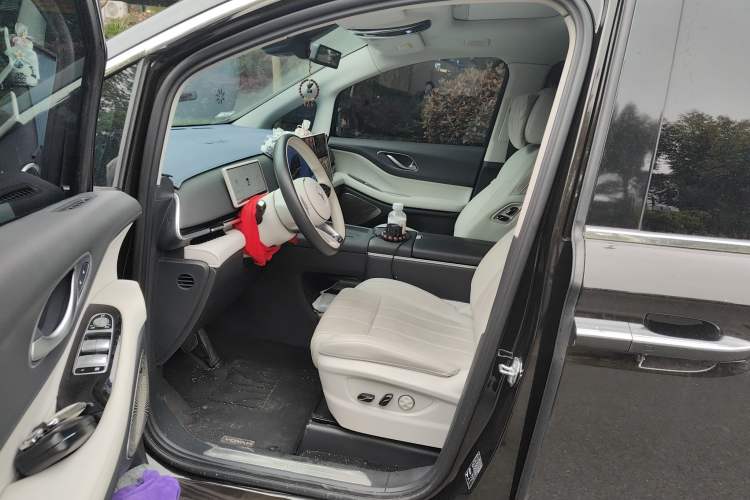 Used VOYAH Dream 2025 PHEV Four-Wheel Drive Prestige Kunpeng Edition
