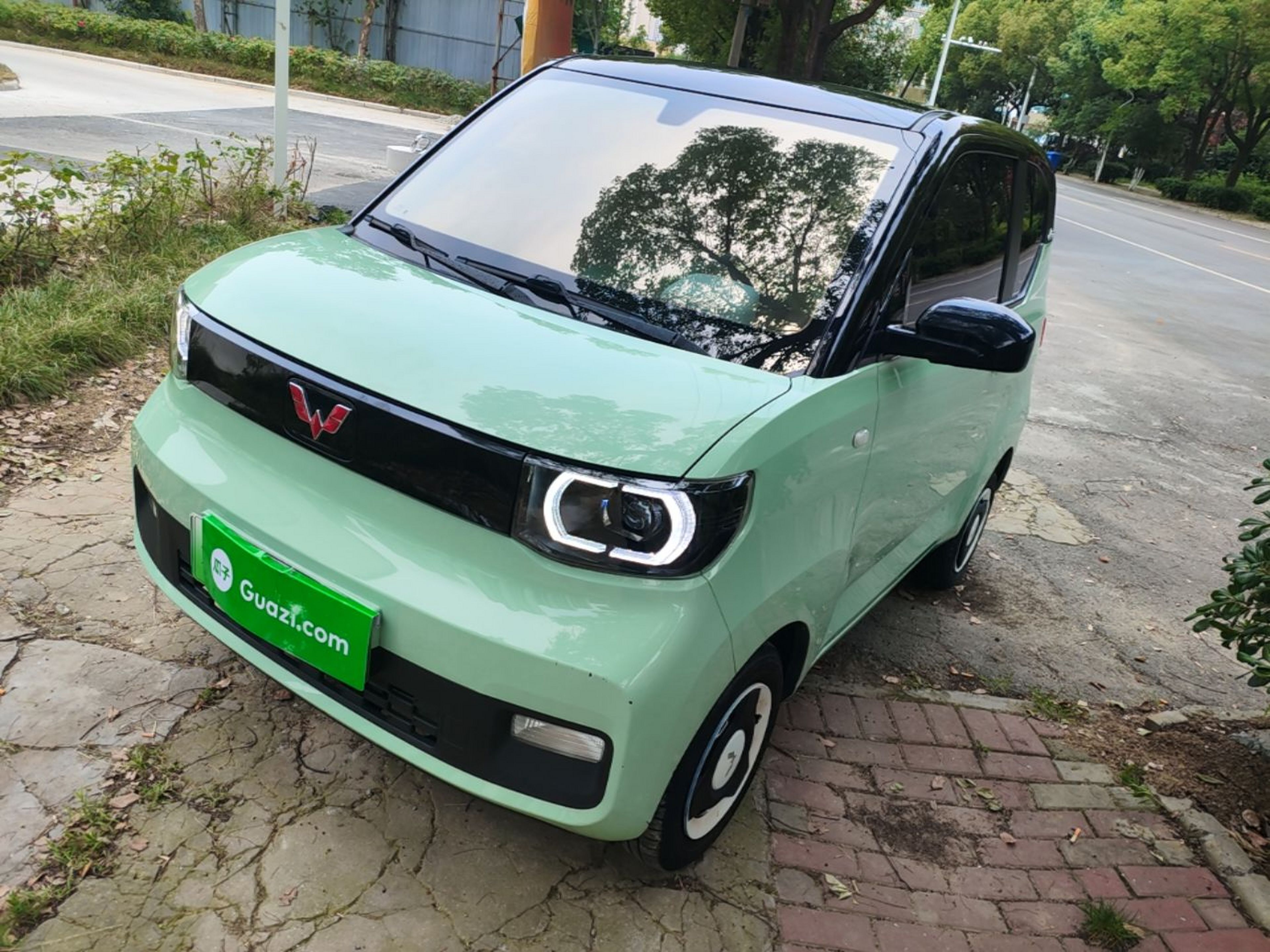 Под передней частью автомобиля