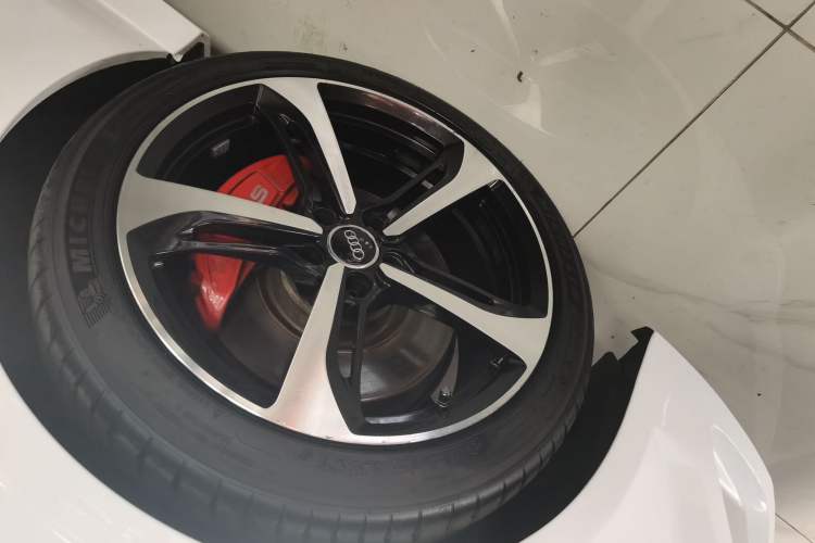 Used Audi A7 2014 50 TFSI quattro Comfort Model Left Front Wheel Hub