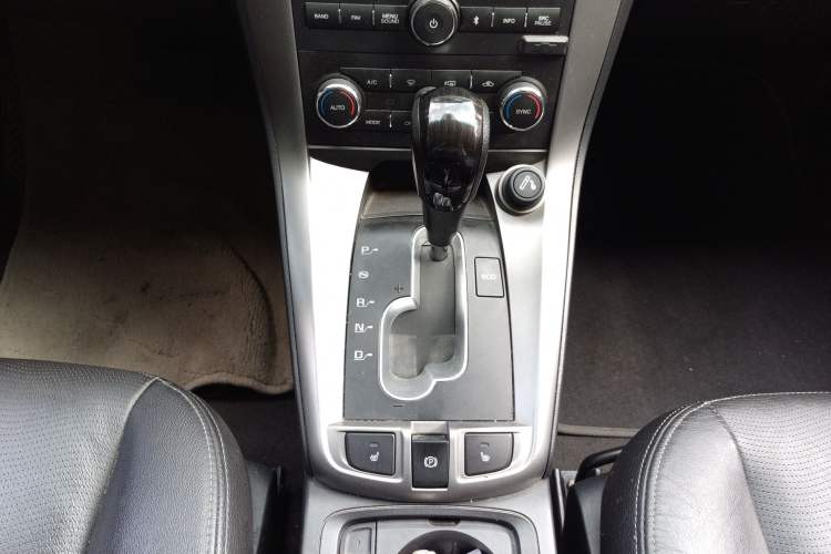 Used Chevrolet Captiva 2015 2.4L 4x4 Flagship Edition 7-Seater Gear Lever