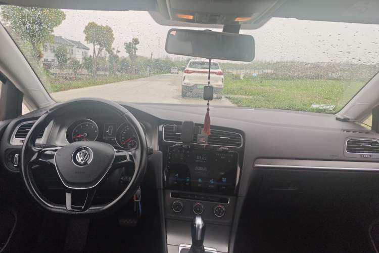 Used Volkswagen Golf 2014 1.6L Automatic Comfort Model Center Console