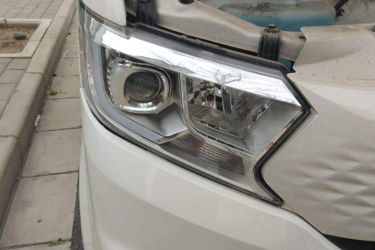 Used CHANGAN KUAYUE Xing V7 EV 2024 251 km Luxury Dual-Door Version 6 Seats Right Front Headlight