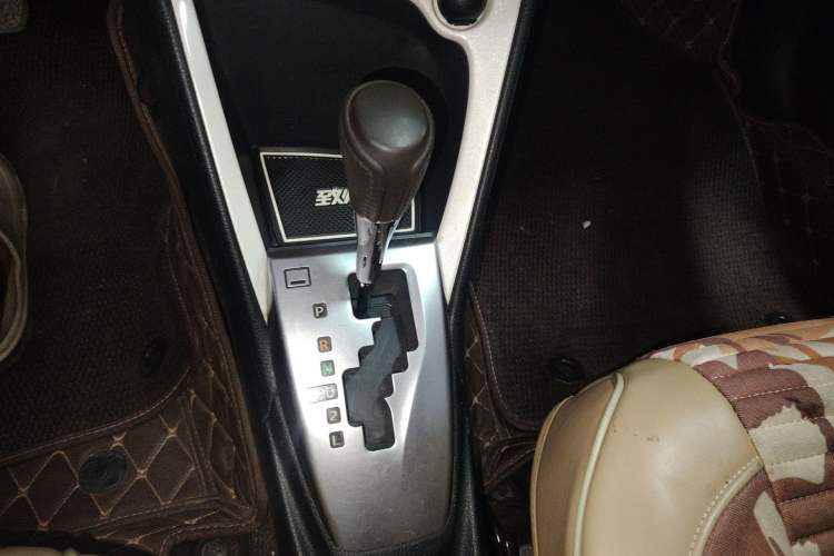 Used Toyota YARiS L Zhi Xuan 2015 1.5G Automatic Xuan Dong Sunroof Special Edition Gear Lever