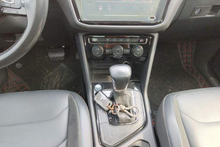 Used Volkswagen Tiguan L 2019 Updated Version 330TSI Automatic Two-Wheel Drive Panoramic Comfort Edition China VI Standard
