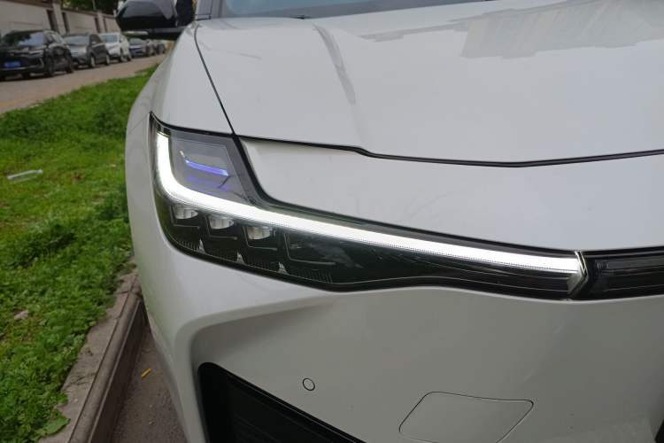 Used Toyota bZ3 2023 616 km Long-Range Premium Right Front Headlight
