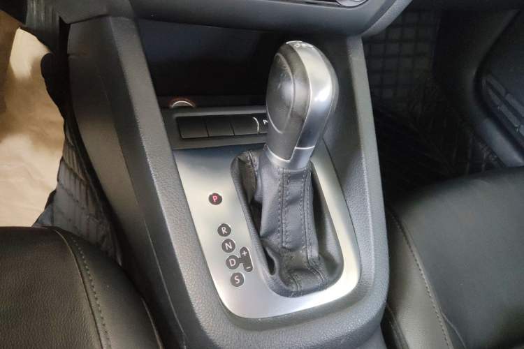 Used Volkswagen Sagitar 2014 1.4TSI Automatic Luxury Model Gear Lever