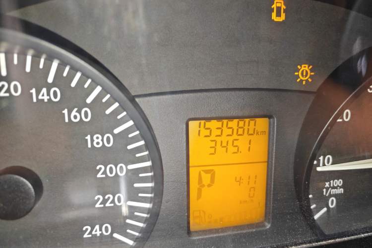 Used Mercedes-Benz Vito 2011 2.5L 7-seater executive version Odometer Close Up