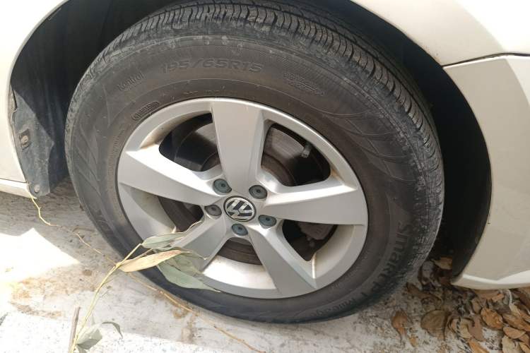 Used Volkswagen Lavida 2015 1.6L Automatic Fashion Edition Right Front Wheel Hub