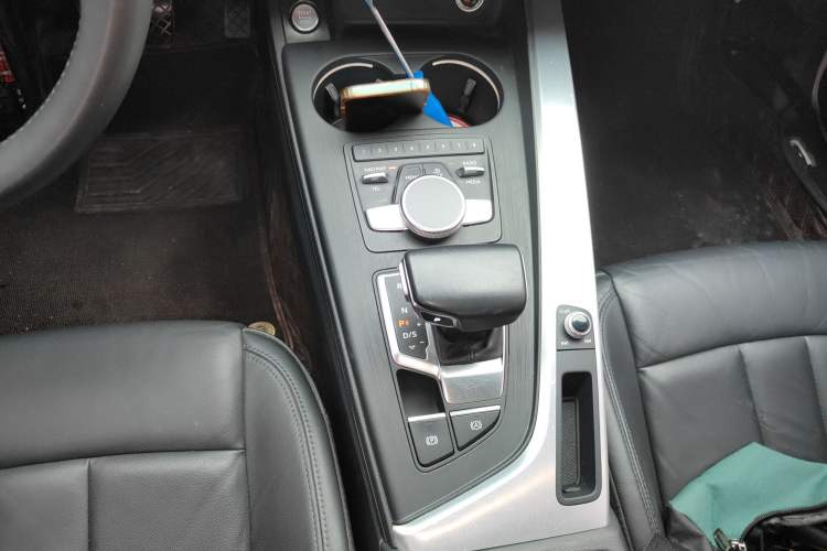 Used Audi A4L 2019 40 TFSI Fashion Edition China VI Emission Standard Gear Lever