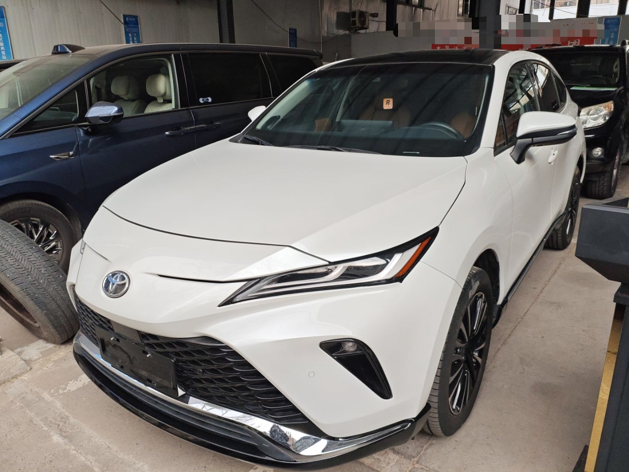 تحت مقدمة السيارة