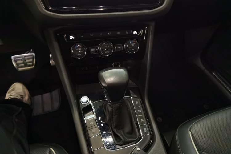 Used Volkswagen Tiguan L 2019 Restyled 330TSI Automatic Two-Wheel Drive R-Line Flagship Version China VI Standard