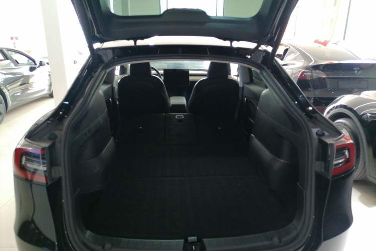 Used Tesla Model Y 2021 Standard Range Rear-Wheel Drive Version Trunk