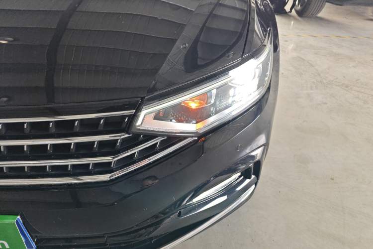 Used Volkswagen Magotan 2023 2 Million Units Limited Edition 330TSI DSG Leading Version
