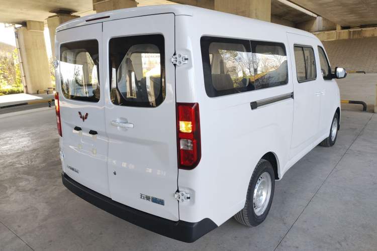 Used Wuling Yangguang 2024 300KM Comfort Version Passenger Van 75kW