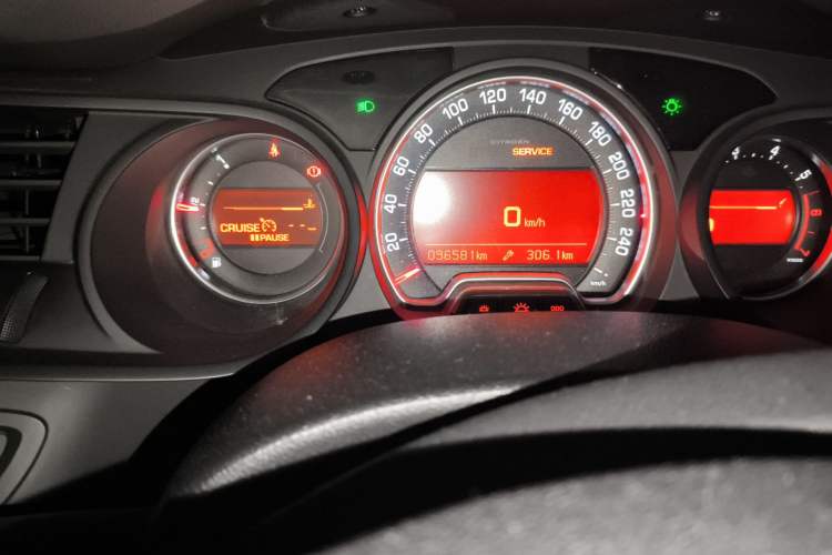 Used Citroen C5 2014 1.6T Automatic Luxury Model Odometer Close Up