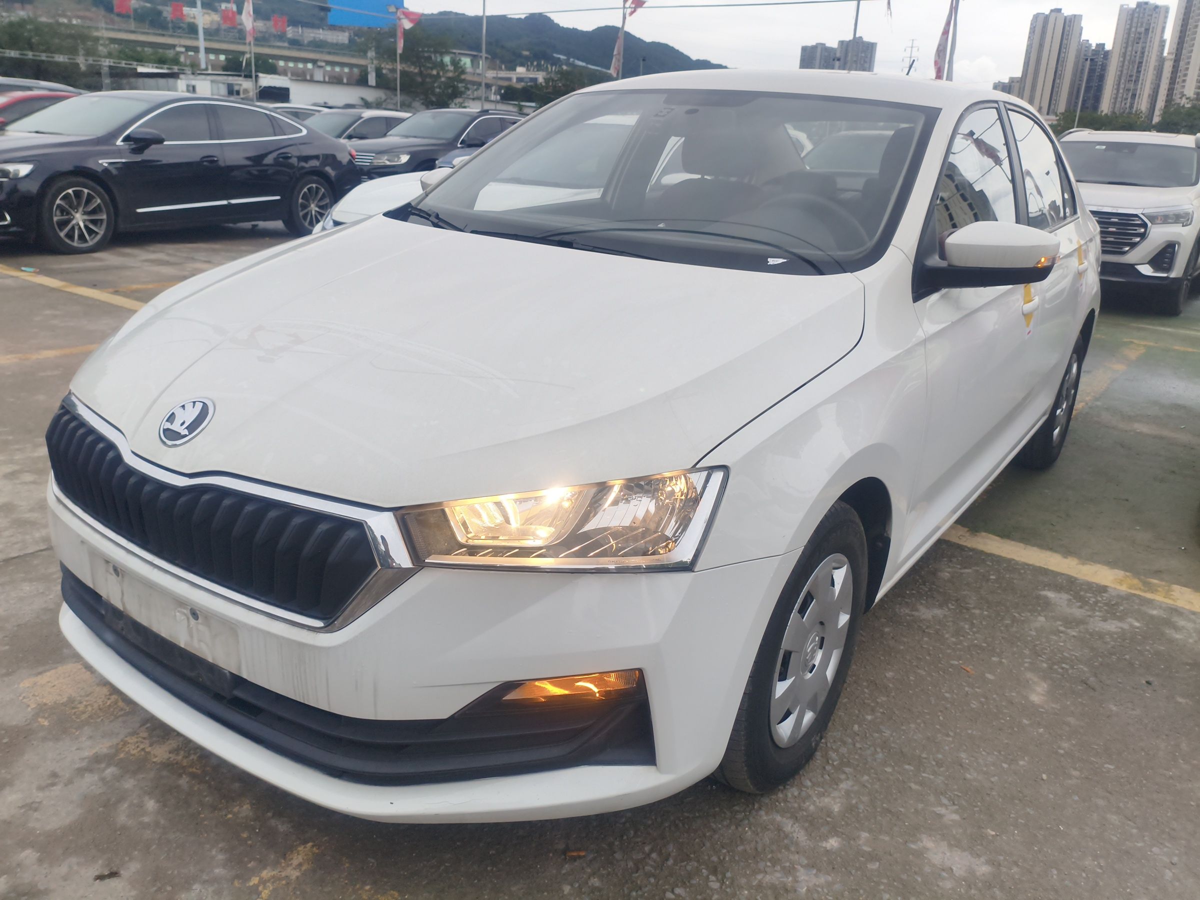 تحت مقدمة السيارة