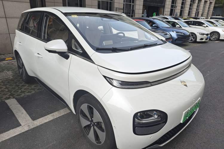 Used Baojun Cloud 2023 460 Pro Front Right 45 Deg