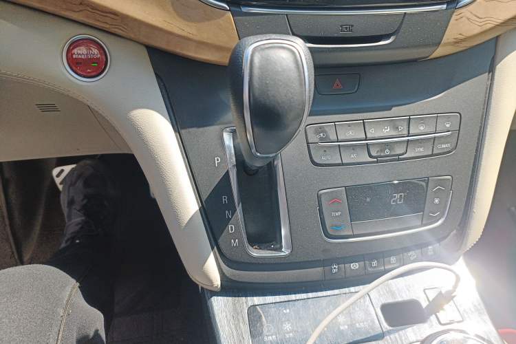 Used Buick GL8 2017 ES 28T Comfort Model China V Standard Gear Lever