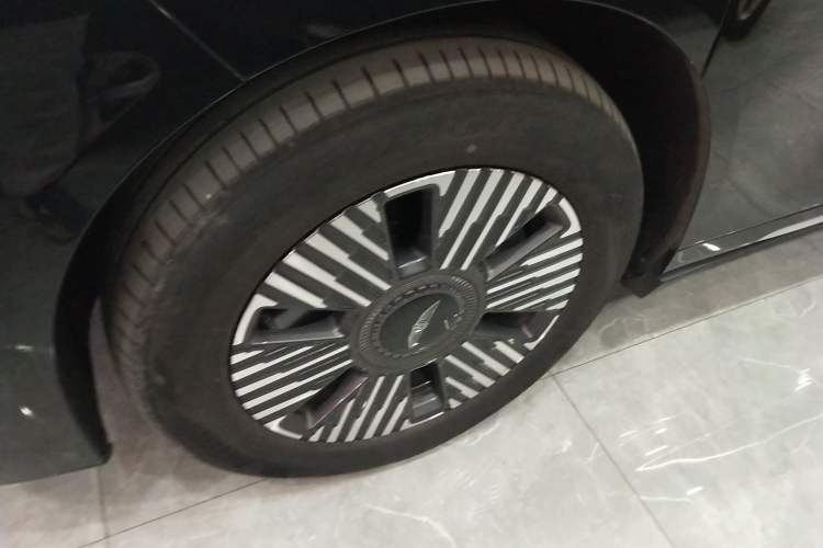 Used Geely Galaxy LEVC L380 2024 140-Degree 6-Seater All-Wheel-Drive Ultra