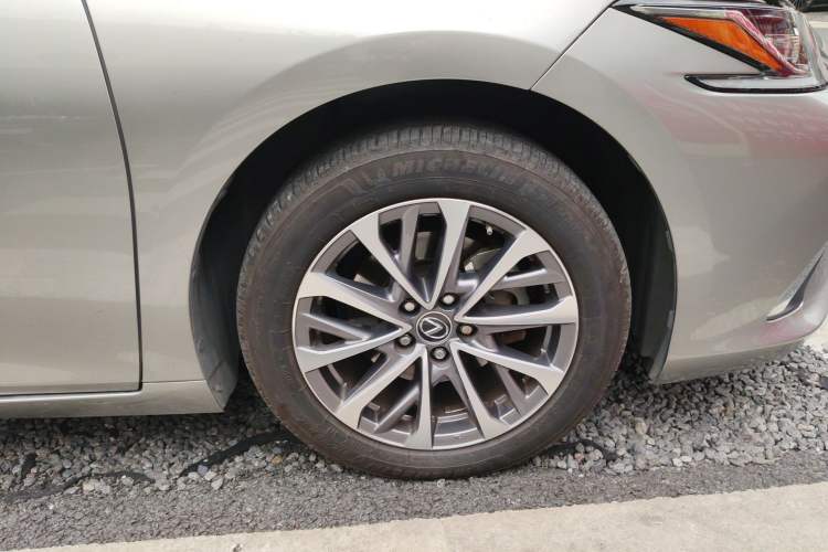 Used Lexus ES 2022 200 Excellence Edition Right Front Wheel Hub