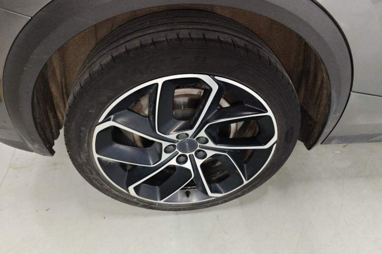 Used Lynk & Co 05 2020 2.0TD Two-Wheel Drive Shine Halo Exterior 5