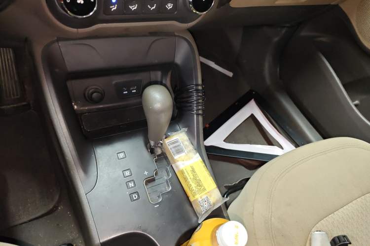 Used Hyundai ix35 2010 2.0L Automatic Two-Wheel Drive New Edition GL Gear Lever