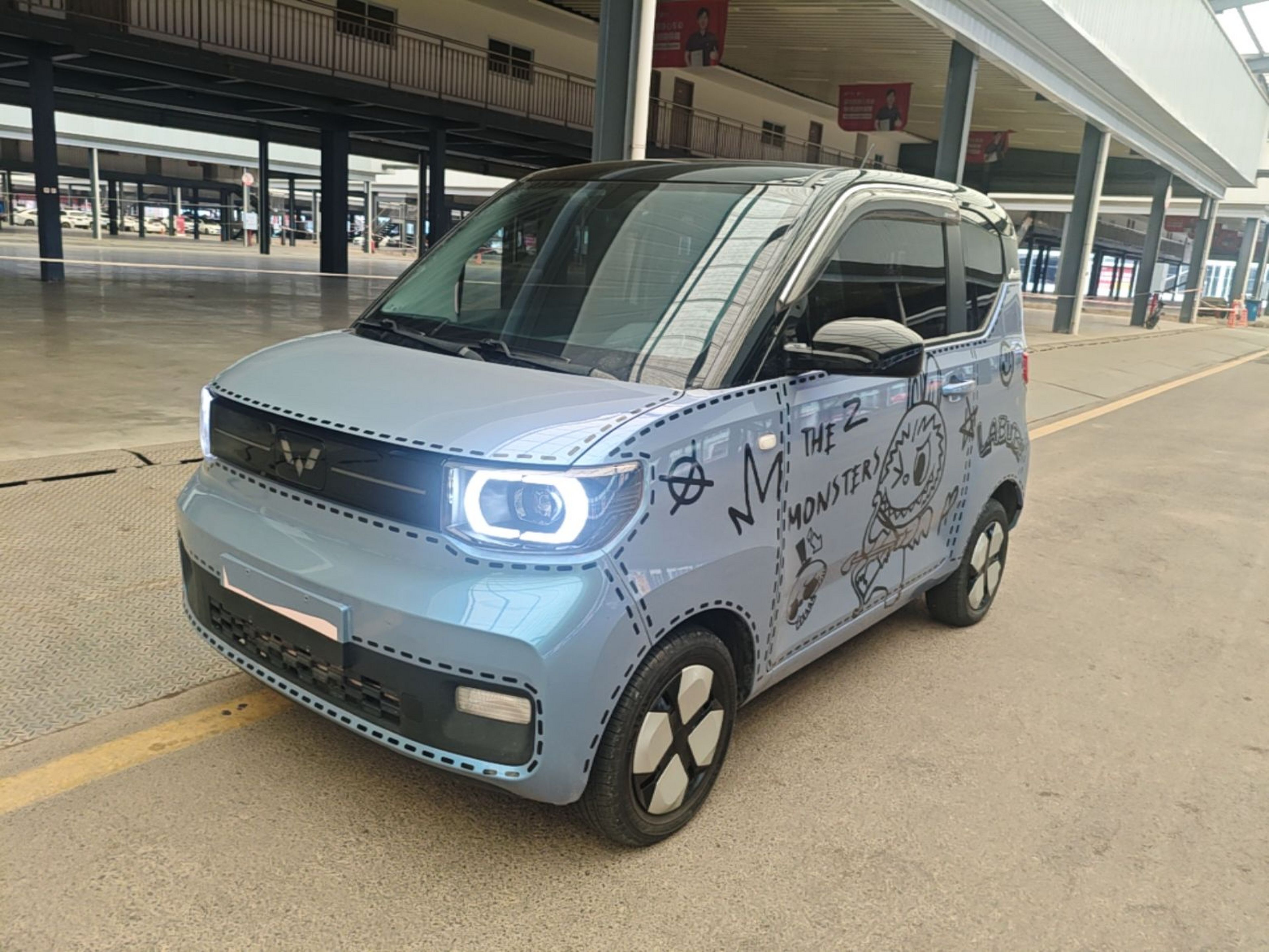 Под передней частью автомобиля