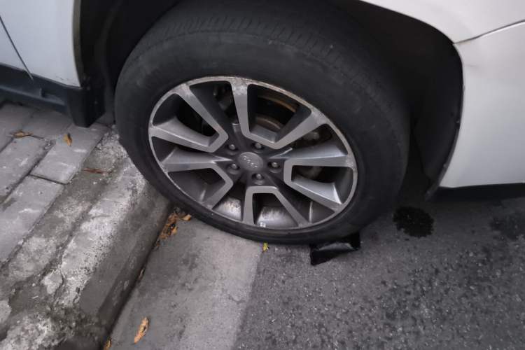 Used Jeep Compass 2014 Revised Version 2.4L Four-Wheel Drive Luxury Edition Right Front Wheel Hub