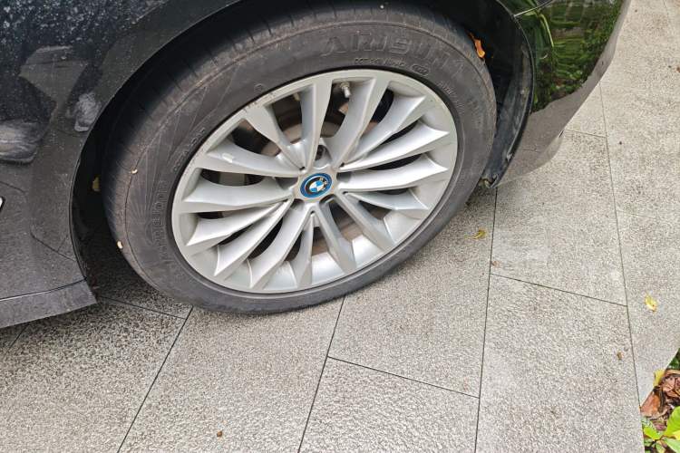 Used BMW 5 Series New Energy 2019 Updated Version 530Le Luxury Package Right Front Wheel Hub