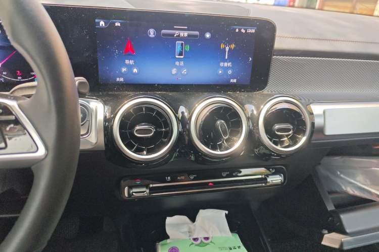 Used Mercedes-Benz GLB 2025 GLB 200 Dynamic Edition Audio And AC Panel