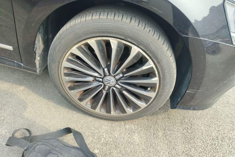 Used Volkswagen Passat 2017 330TSI DSG Prestige Edition Right Front Wheel Hub