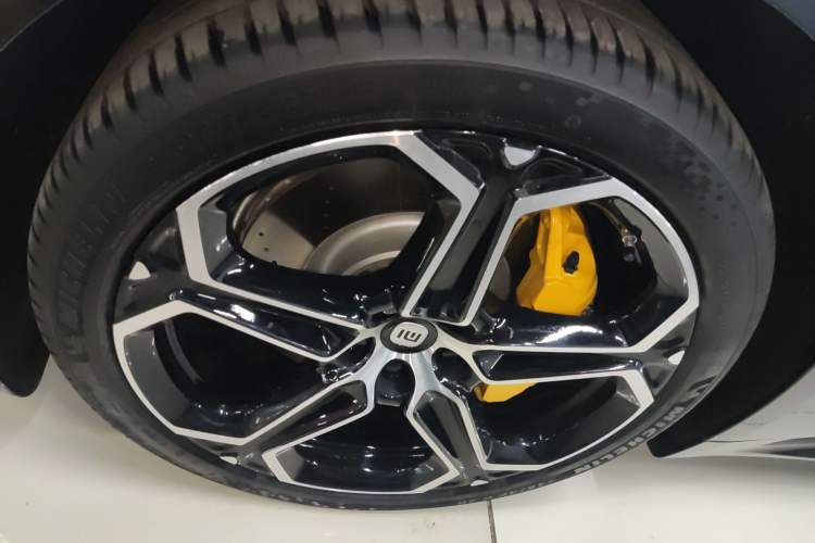 Used Xiaomi Auto SU7 2024 Rear-Drive Ultra-Long Range Advanced Pro-Level Intelligent Driving Version Left Front Wheel Hub