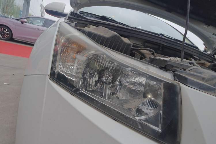 Used Chevrolet Cruze 2013 Hatchback 1.6L Manual Luxury Model Right Front Headlight