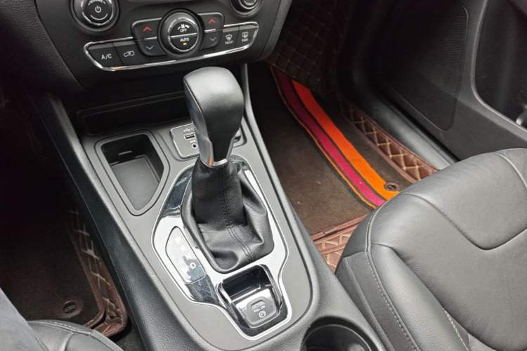 Used Jeep Cherokee 2019 2.0T Two-Wheel Drive Smart Enjoyment Version China V
