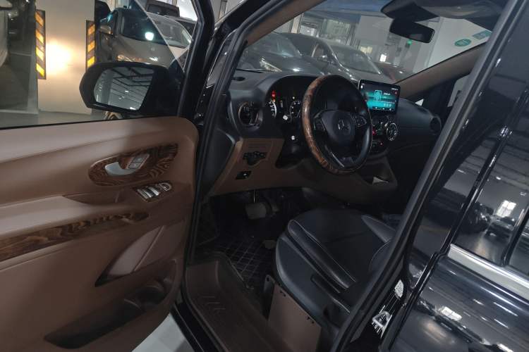 Used Mercedes-Benz Vito 2018 2.0T Elite Version 7 Seats China VI Emission Standard
