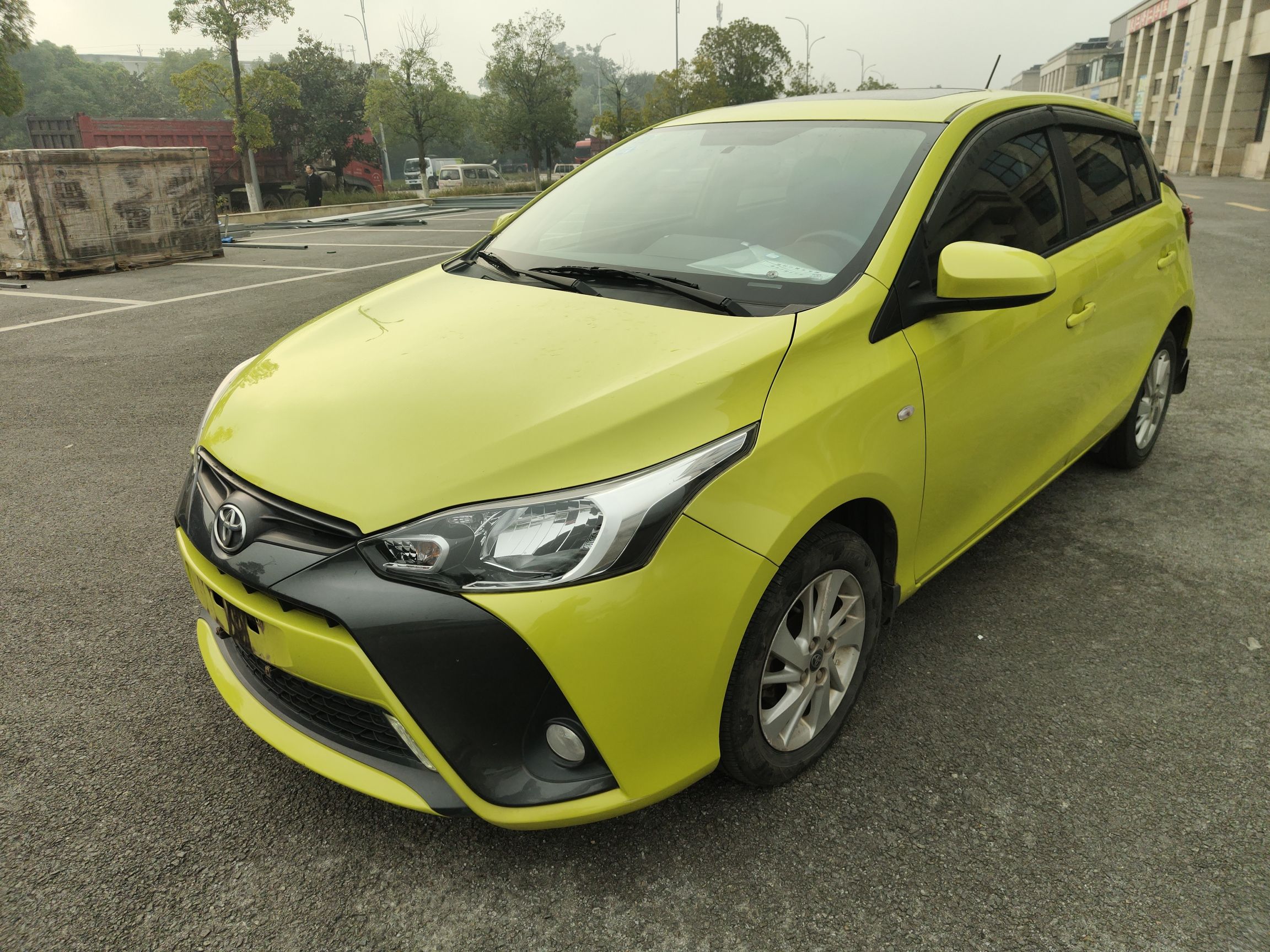 تحت مقدمة السيارة