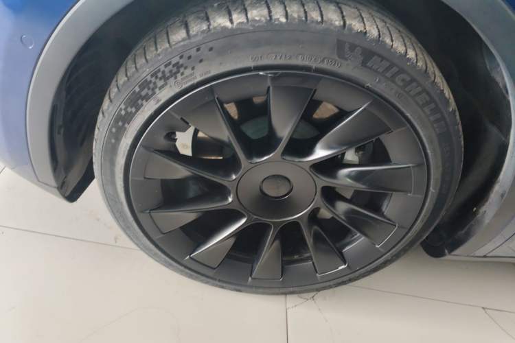 Used Tesla Model Y 2021 Long-Range All-Wheel-Drive Version Left Front Wheel Hub