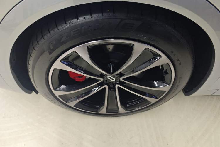 Used Hima AITO M8 2025 Extended-Range Ultra Version 53.4 kWh 5-Seater Edition Left Front Wheel Hub