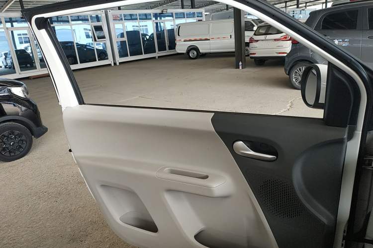 Used CHANGAN Lumin 2022 301km Honey-Sweet Version Interior 8