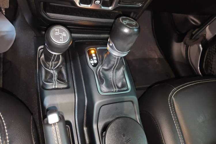 Used Jeep Wrangler 2019 2.0T Sahara Four-Door Version China VI Emission Standard
