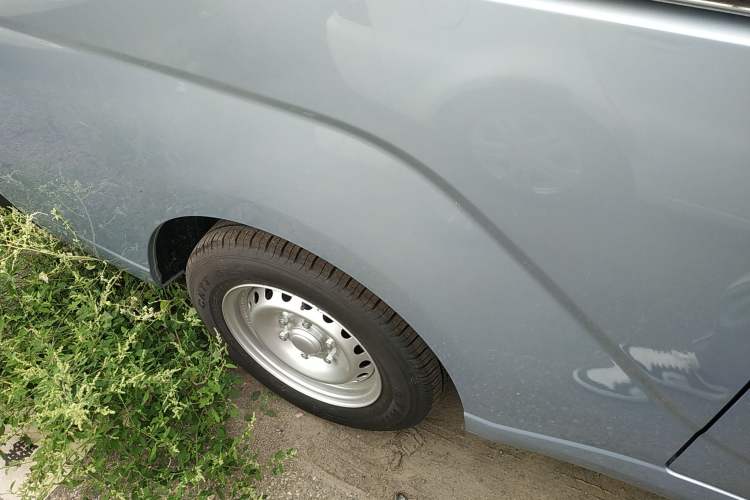 Used Wuling Yangguang 2024 300KM Comfort Version Passenger Van 75kW
