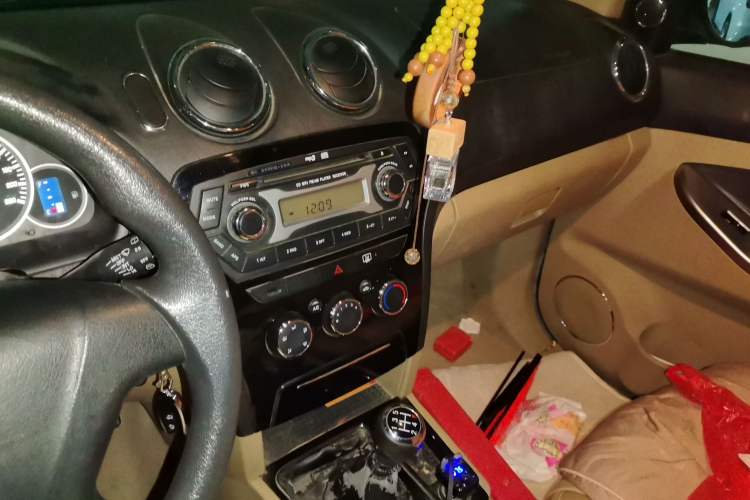 Used JMC Yusheng S350 2011 2.4T Two-Wheel-Drive Luxury 5-Seater Audio And AC Panel