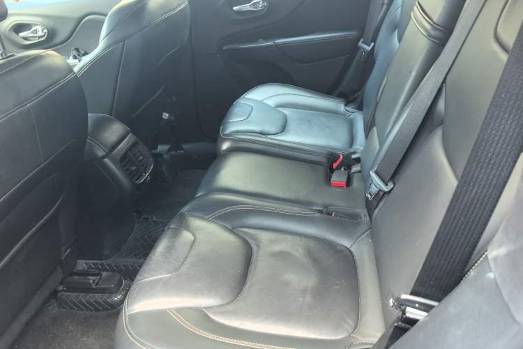 Used Jeep Cherokee 2017 2.0L Superior Edition
